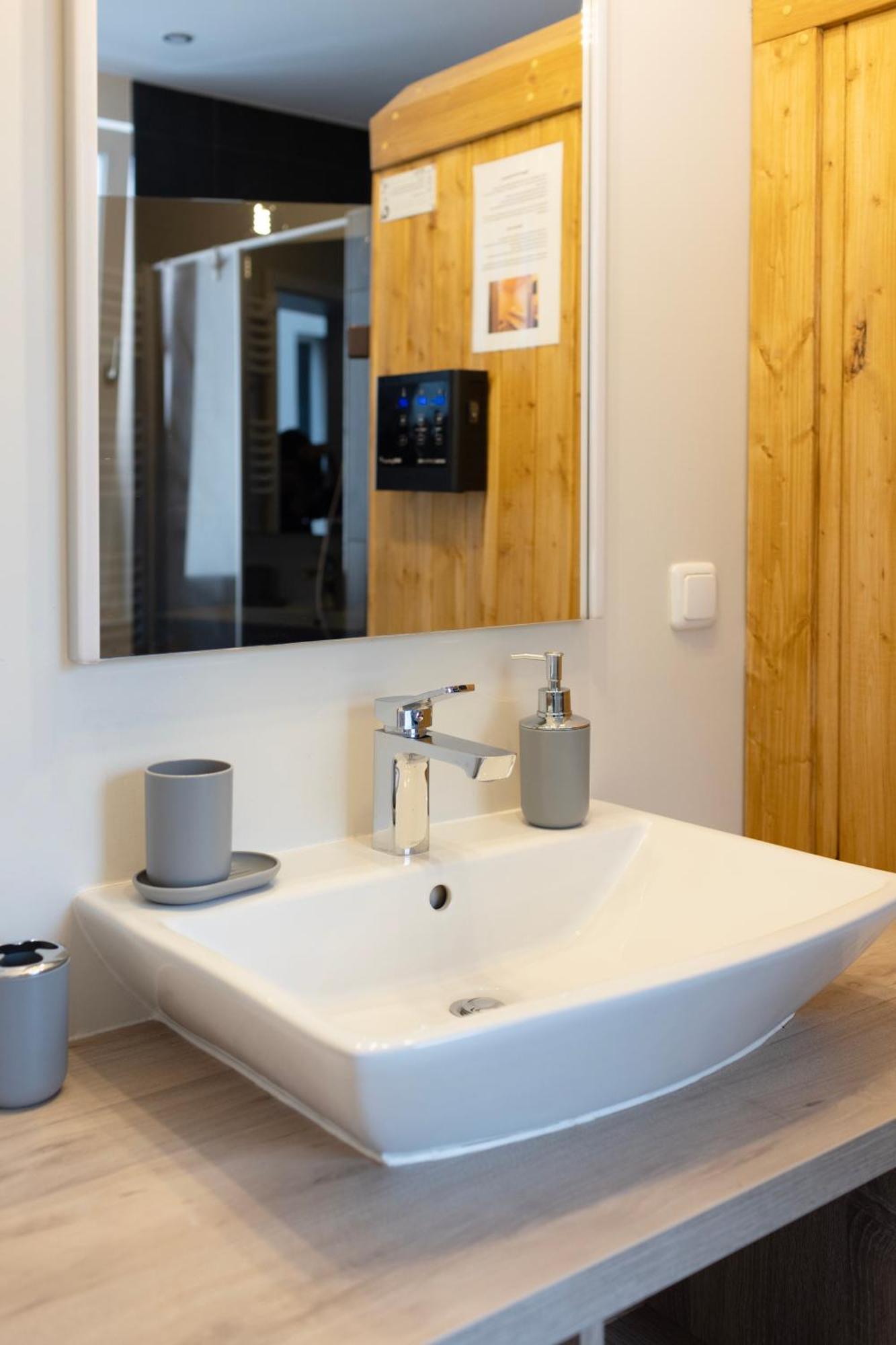 Huge Apartment With Sauna And Free Parking Duisbourg Extérieur photo